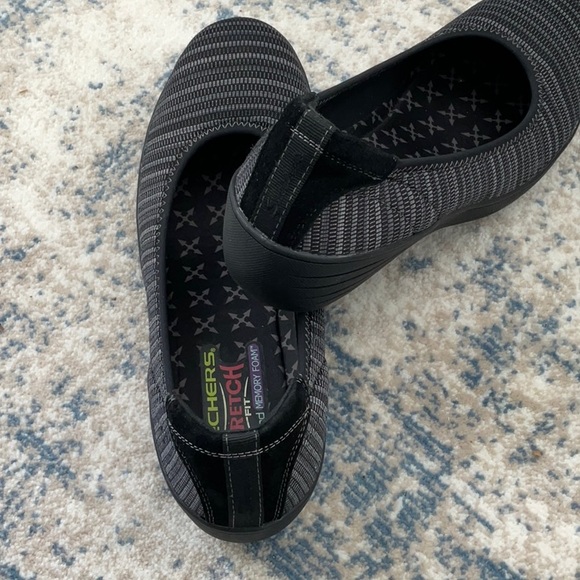 Skechers EUC - Picture 2 of 4